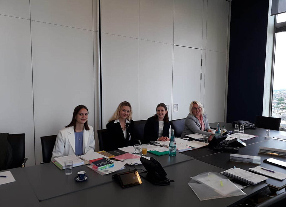 von links nach rechts: Alina Maresch, Aleksandra Lech, Lena Geiersperger und Nadine Brunner bei der Vorbereitung in einer Kanzlei in Frankfurt